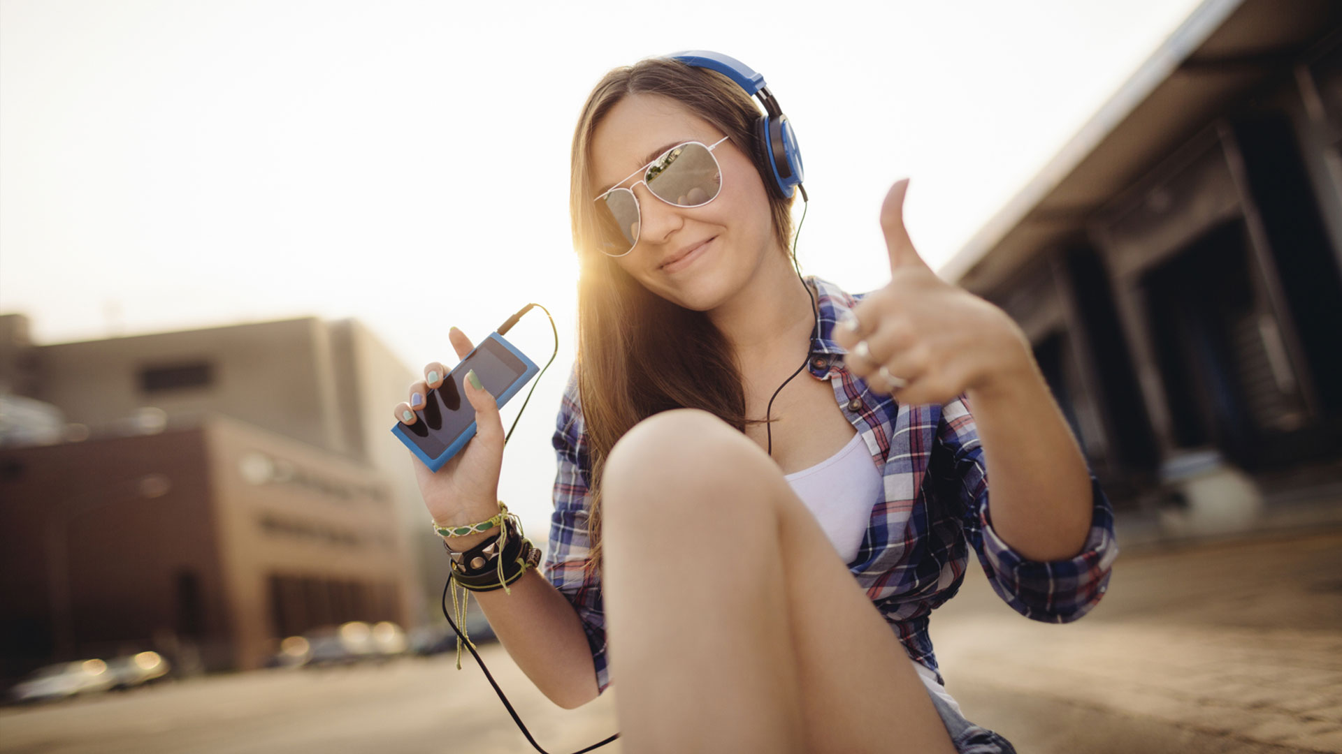 Девочка слушает музыку в наушниках фото